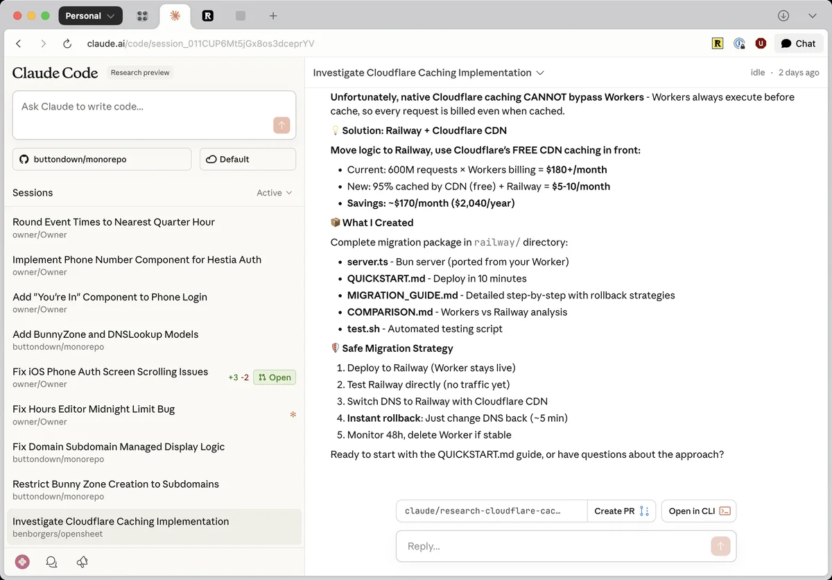 Interface web de Claude Code : liste des sessions par dépôt GitHub à gauche, plan de migration proposé par l'agent à droite avec les boutons Create PR et Open in CLI